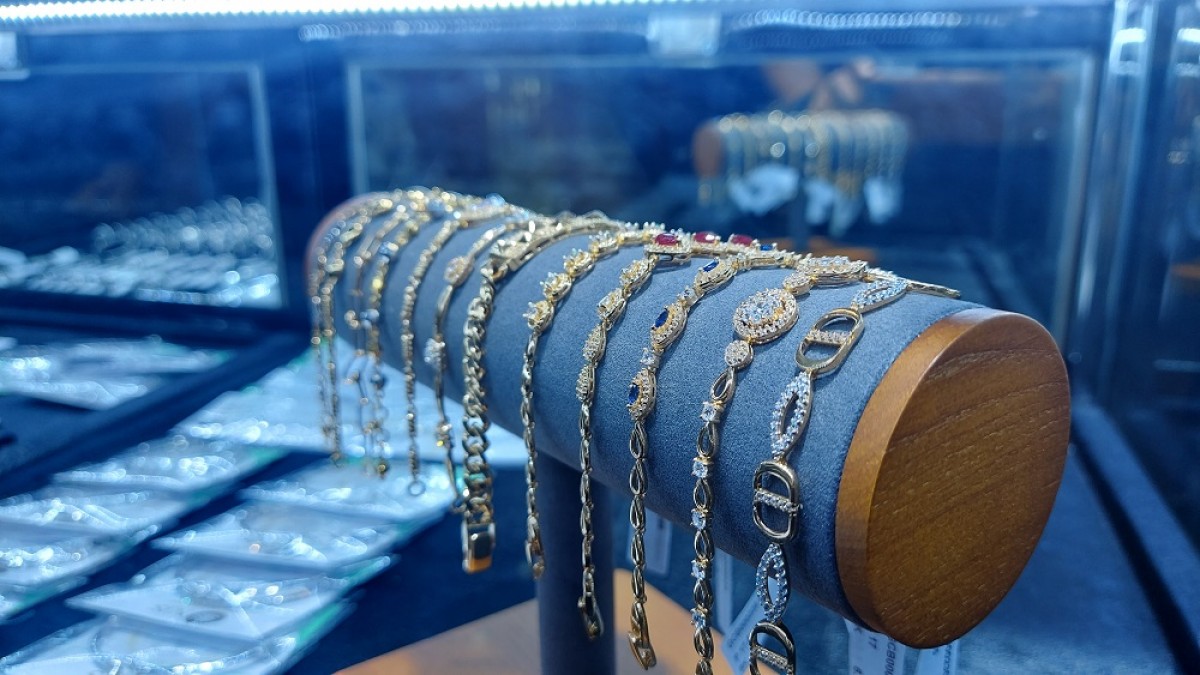 Koleksi pergiasan NJS Gold bisa anda jumpai di Surabaya International Jewellery Fair 2022 Hotel Shangrila, Surabaya (Foto: Ni'am Kurniawan/jatimnow.com)