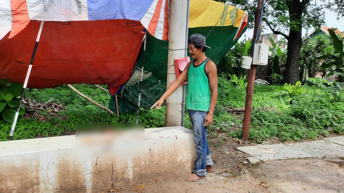 Warga menunjukkan bercak darah. (Foto: Achmad Supriyadi/jatimnow.com)