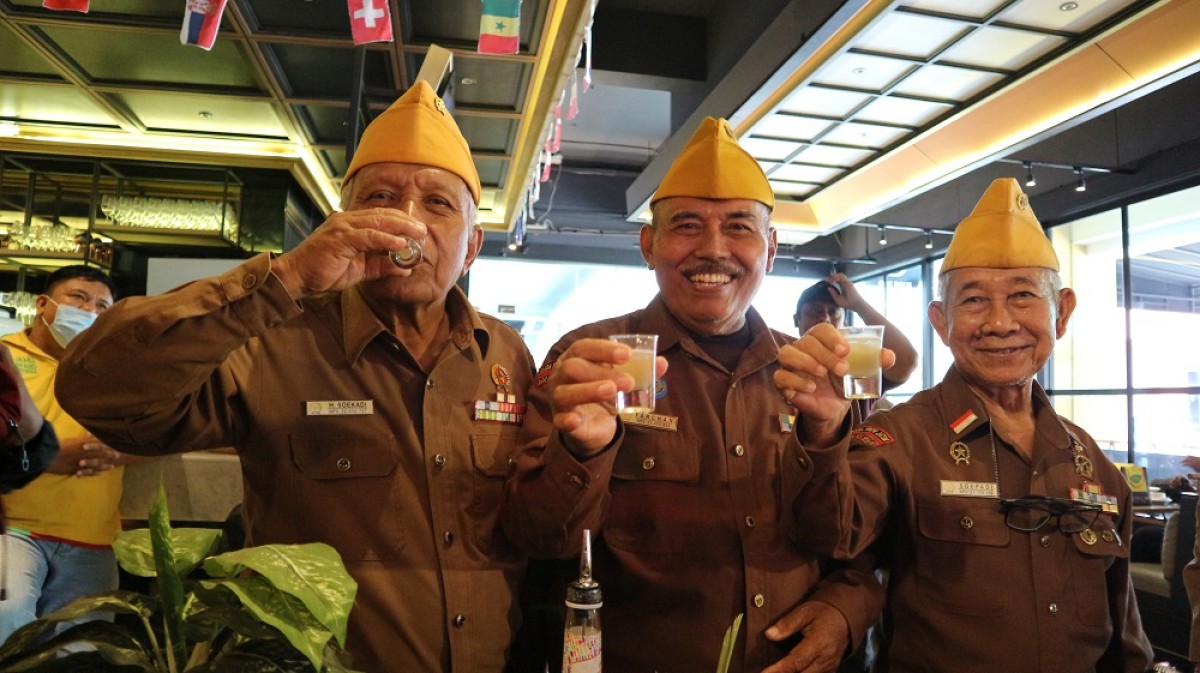 Para veteran saat lomba minum jamu pahit. (Foto-foto: Fajar Mujianto/jatimnow.com)