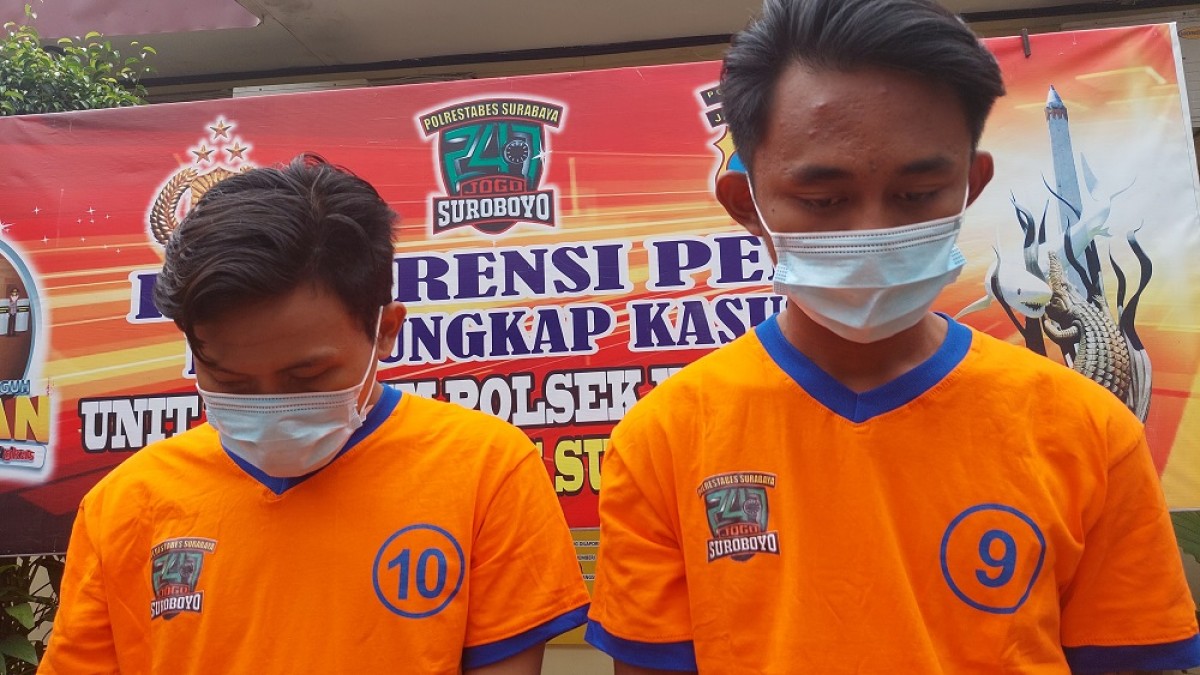 Dua tersangka saat diamankan Polsek Wonocolo. (Foto: Zain Ahmad/jatimnow.cm)