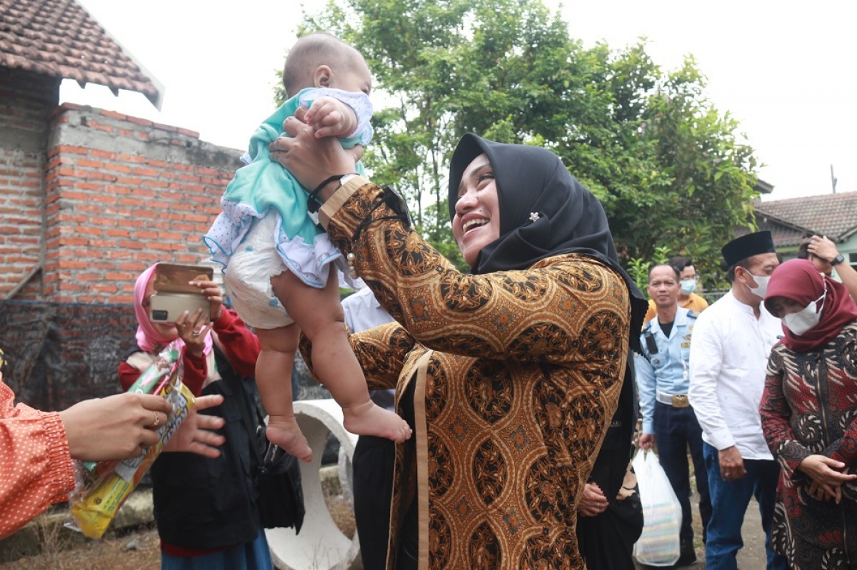 Bupati Mojokerto Ikfina Fahmawati saat kucurkan bantuan untuk jamban sehat. (Foto-foto: Diskominfo Kabupaten Mojokerto for jatimnow.com)