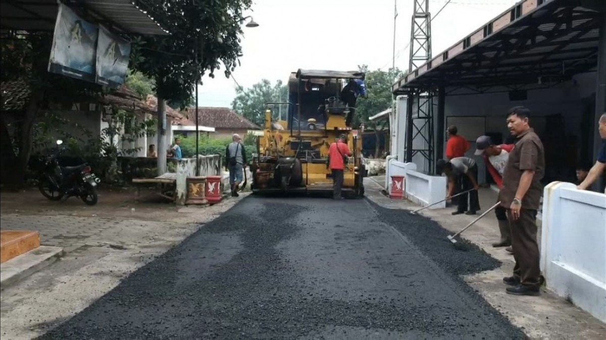 Pengaspalan hotmix di Kelurahan Setono, Kecamatan Jenangan, Ponorogo. (foto: Mita Kusuma/jatimnow.com)