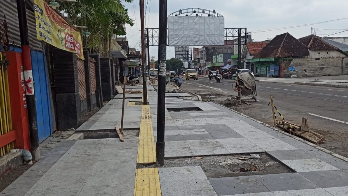 Tiang yang mengganggu jalur disabilitas. (Foto: Mita Kusuma/jatimnow.com)