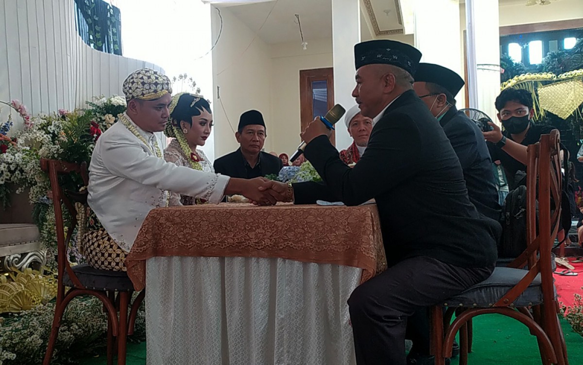 Prosesi ijab kabul pernikahan kepala desa asal Lamongan, Angely Emitasari  Minggu (20/11/2022). (foto: Adyad Iffansyah/jatimnow.com)
