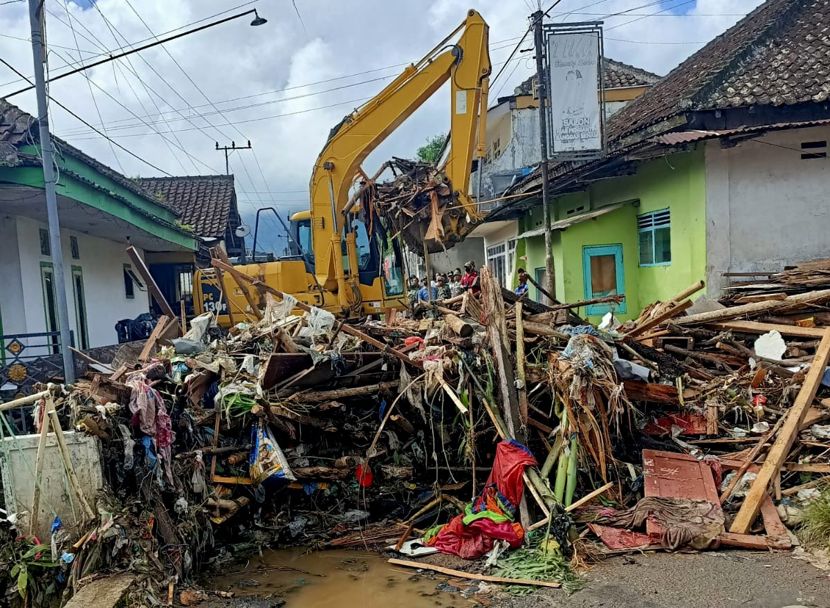 Proses pembersihan dampak banjir di Kecamatan Kalibaru Banyuwangi. (foto: BPBD Banyuwangi for jatimnow.com)