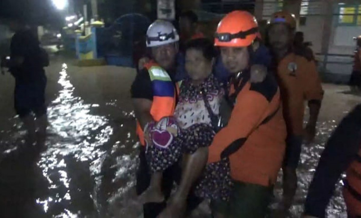 Proses evakuasi warga yang sakit di tengah kepungan banjir di Dusun Kebondalem, Desa Kademangan, Kecamatan Mojoagung, Kabupaten Jombang (Foto: Elok Aprianto/jatimnow.com)