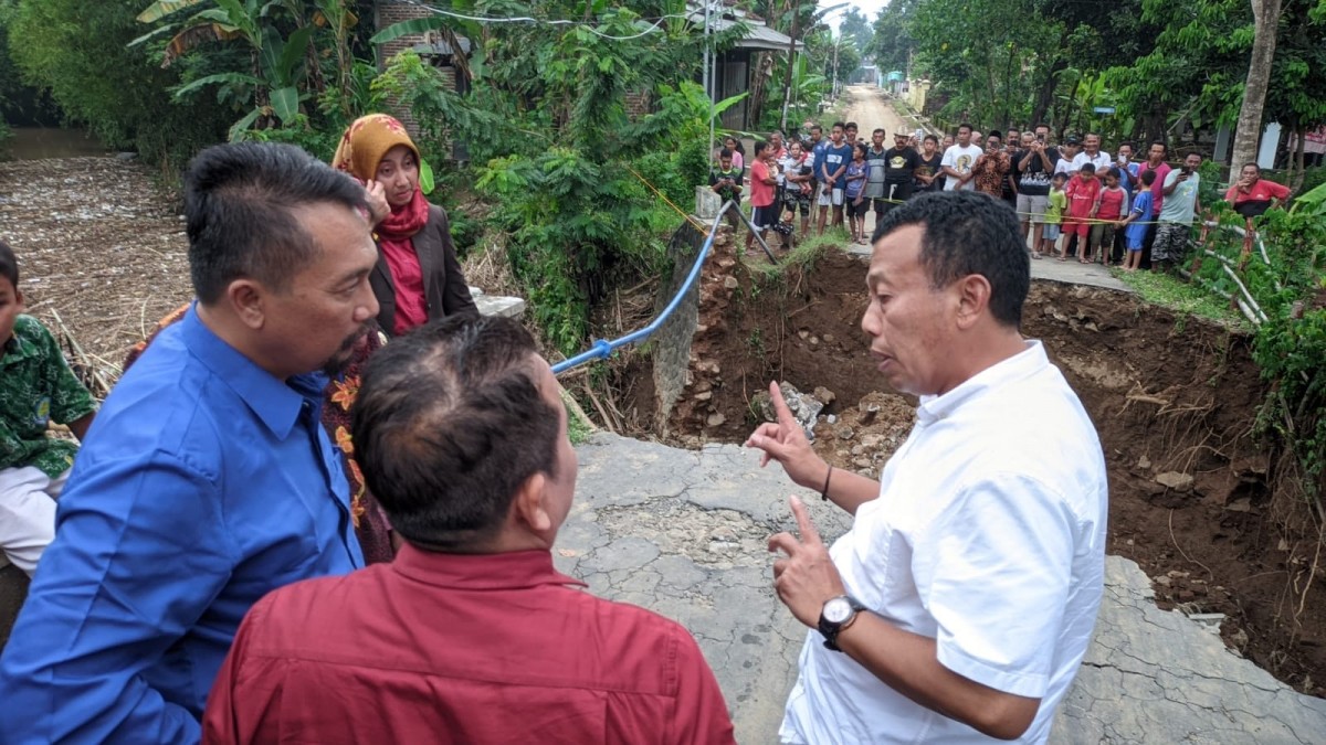 Bupati Sugiri mengecek langsung jembatan putus di Desa Kunti, Kecamatan Bungkal didampingi dengan Wakil Bupati Lisdyarita, Sekda Ponorogo Agus Pramono, Kepala DPU-PKP, Jamus Kunto bersama jajaran (Foto: Zainul for jatimnow.com)