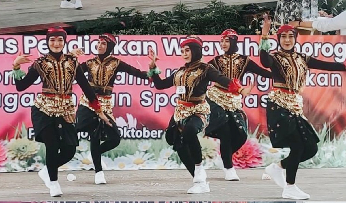 Guru SMKN 2 Ponorogo Juara 1 Lomba Senam Kreasi HUT Dharmawanita ke-23
