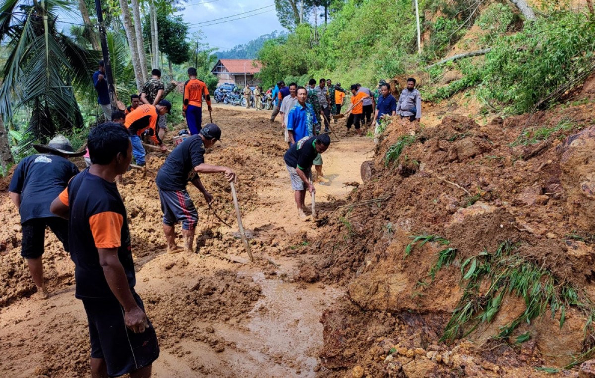 Warga membersihkan longsor di Desa Selur (Mita Kusuma/jatimnow.com)