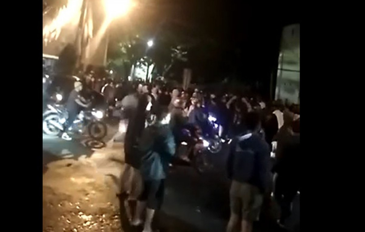 Kericuhan suporter futsal antar sekolah di Ponorogo (Foto: Tangkapan layar video viral)