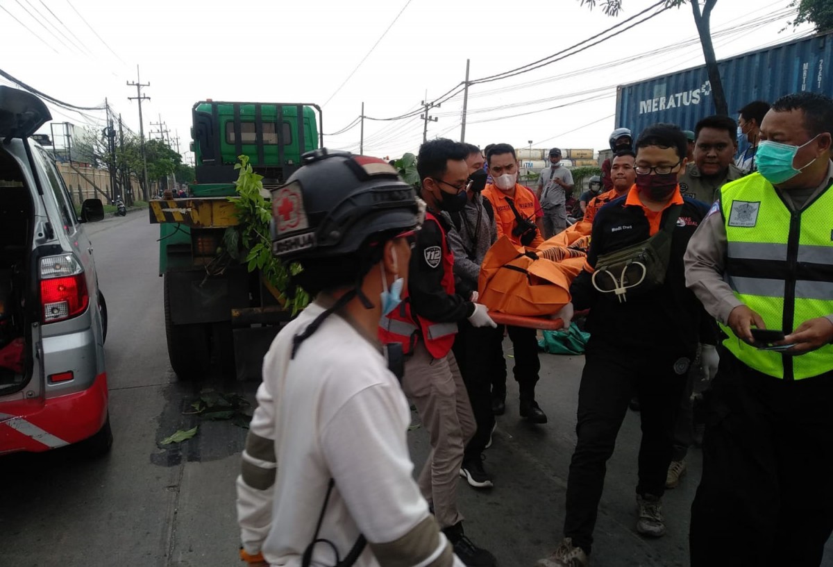 Evakuasi jenazah biker asal Nganjuk yang mengalami kecelakaan di Surabaya (Foto: Dok. BPBD Kota Surabaya)