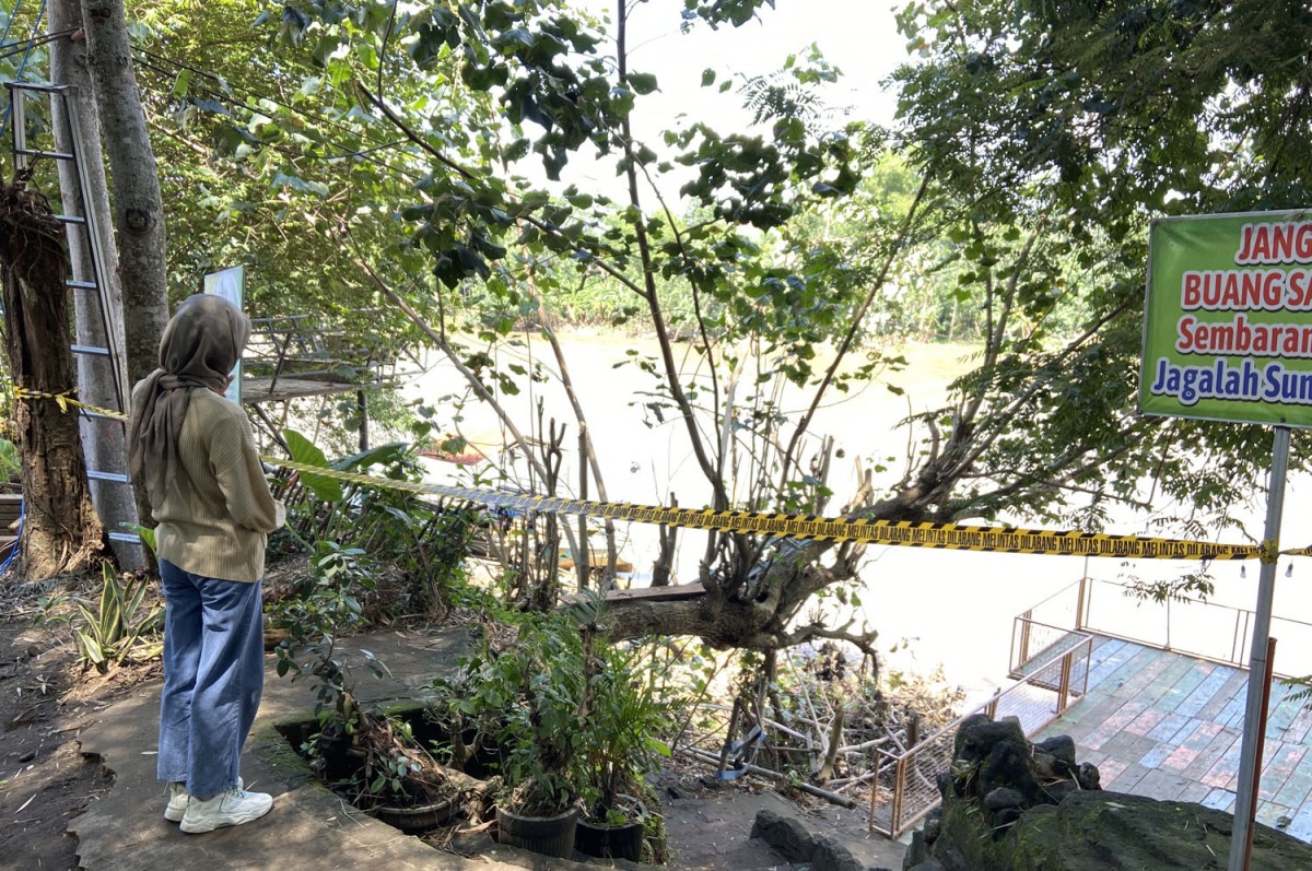 Titik hilangnya korban di Sungai Brantas Kota Kediri dipasang garis polisi (Foto : Yanuar Dedy/jatimnow.com)