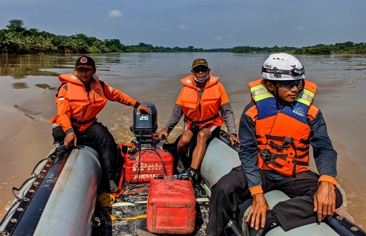 BPBD Kabupaten Jombang saat melakukan penyisiran di Sungai Brantas untuk mencari korban cebur diri.(foto: Elok Aprianto/jatimnow.com)