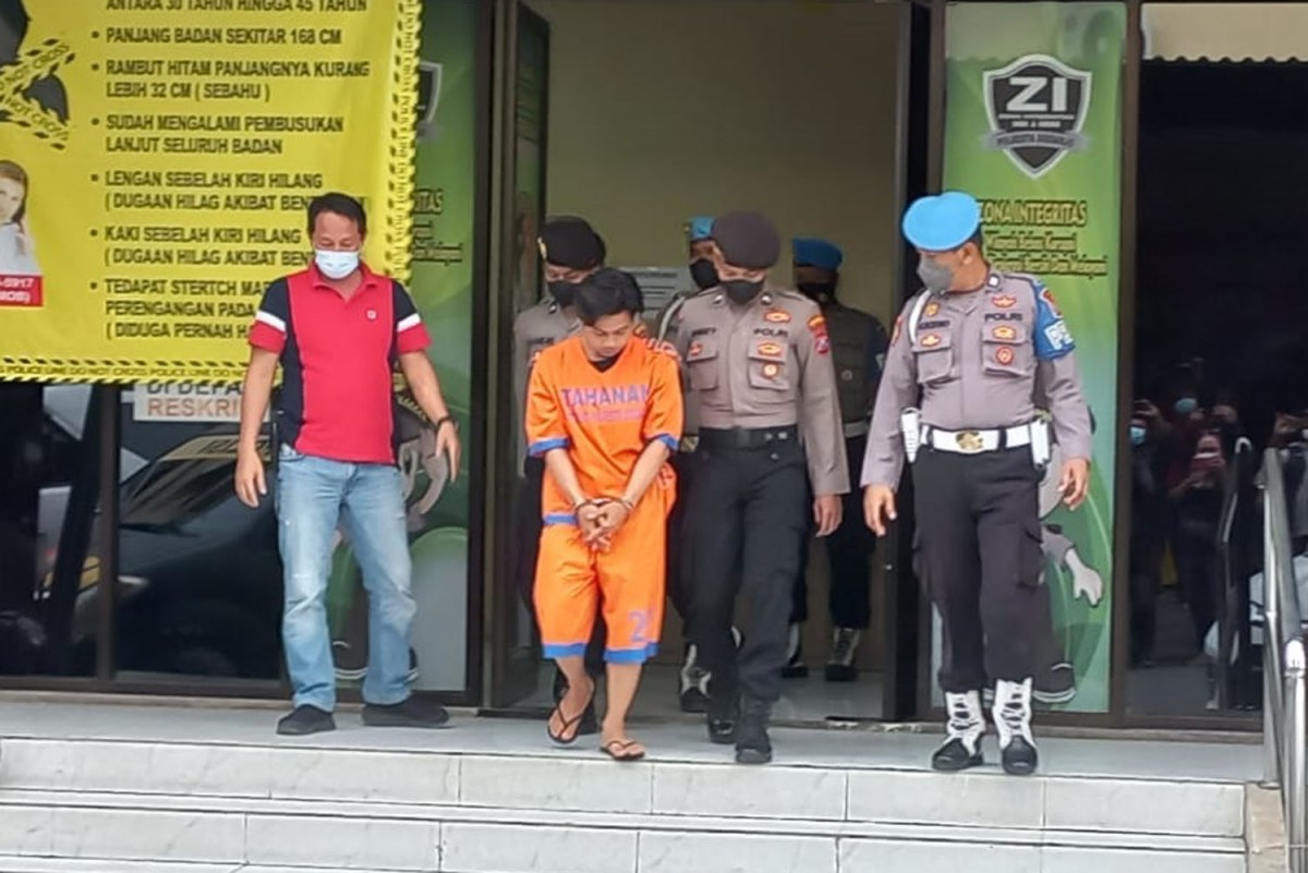 Pelaku saat diamankan di Mapolresta Sidoarjo (Foto: Zainul Fajar/jatimnow.com)
