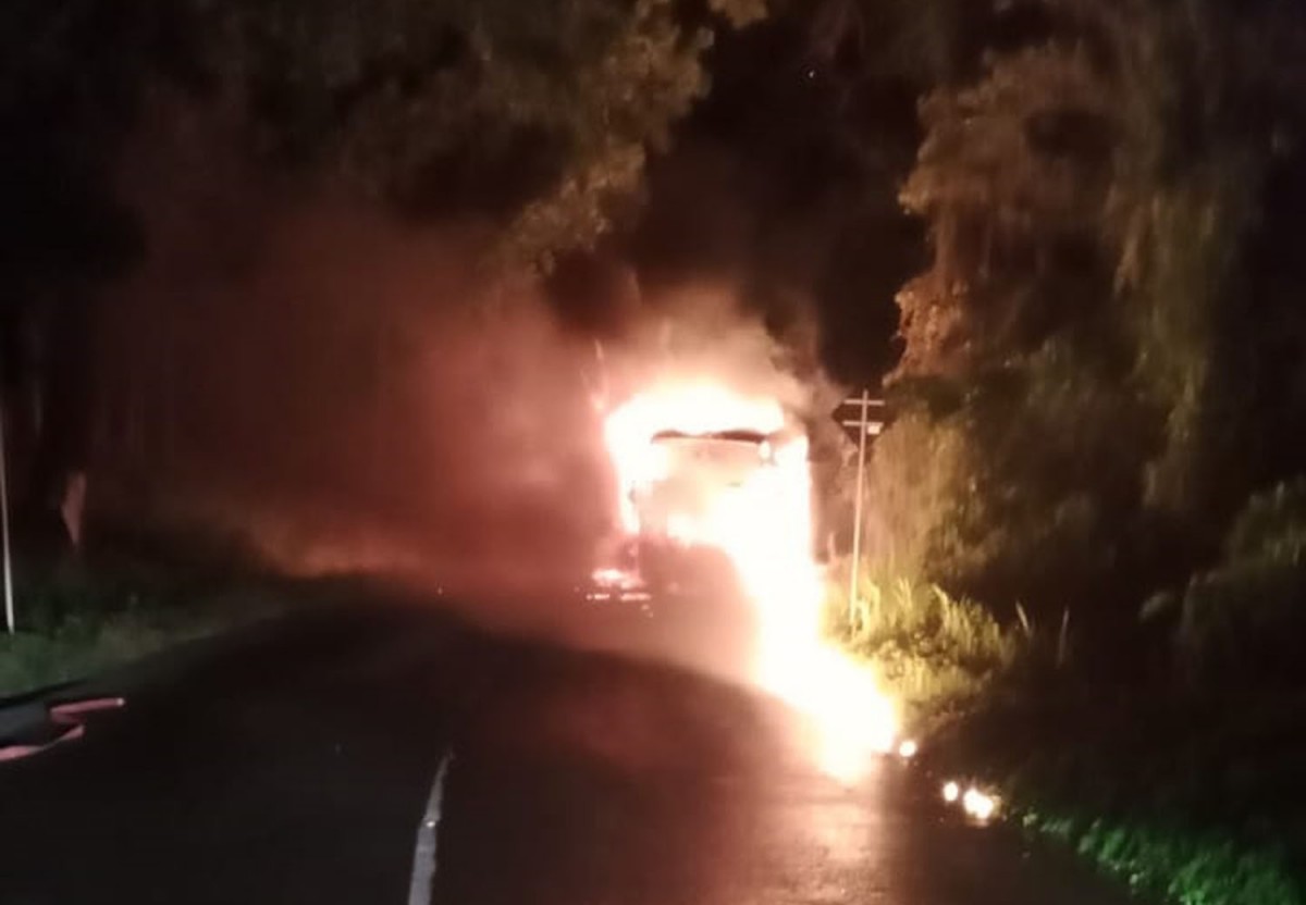 Kebakaran bus pariwisata di Lamongan (Foto: Korwil PMK Ngimbang for jatimnow.com)