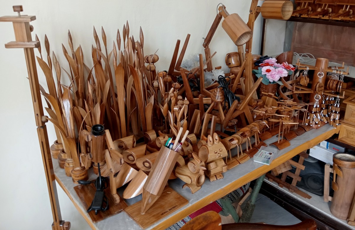 Beragam karya kerajinan berbahan bambu yang dibuat Sukardi. (foto-foto: Elok APrianto/jatimnow.com)