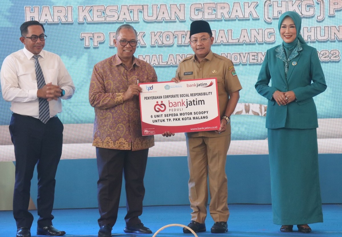 PT Bank Pembangunan Daerah Jawa Timur Tbk (Bank Jatim) menyerahkan CSR kepada Pemkot Malang.(Bank Jatim for jatimnow.com)