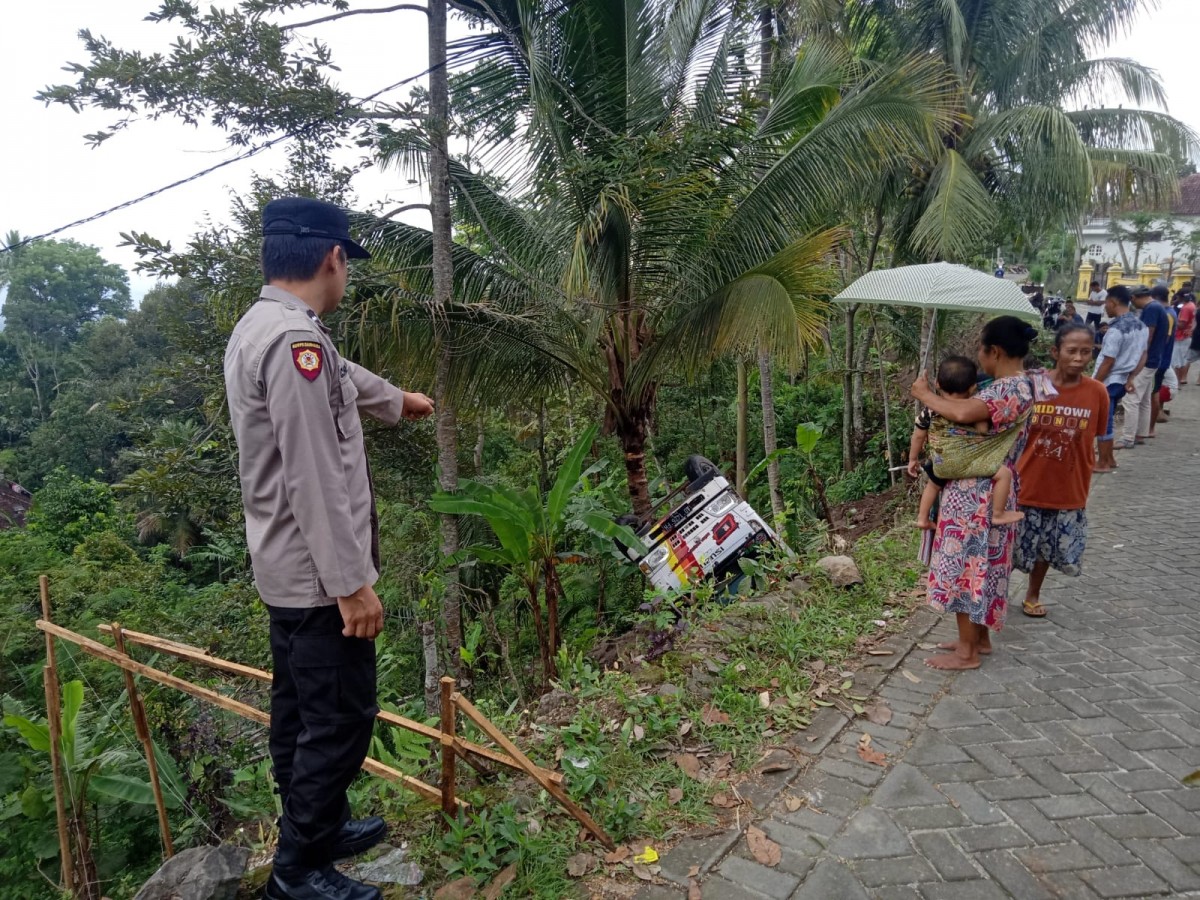 Truk tergelincir di tebing Ngebel (Foto: Humas Polres Ponorogo)