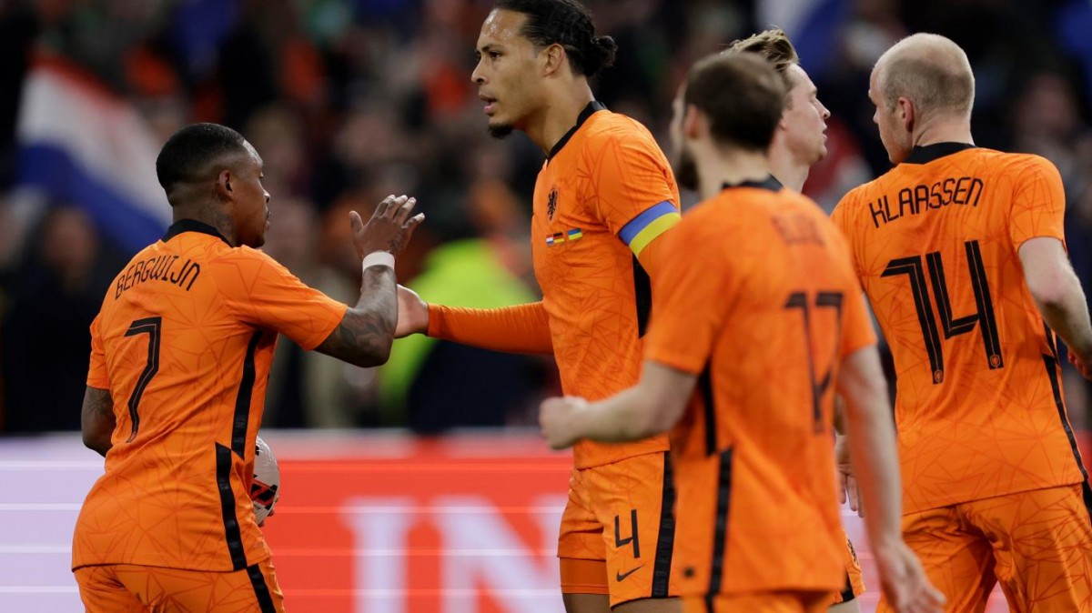Van Dijk menjadi tumpuan lini belakang Belanda menahan gempuran Senegal di laga kedua Grup B. (foto: KNVB)