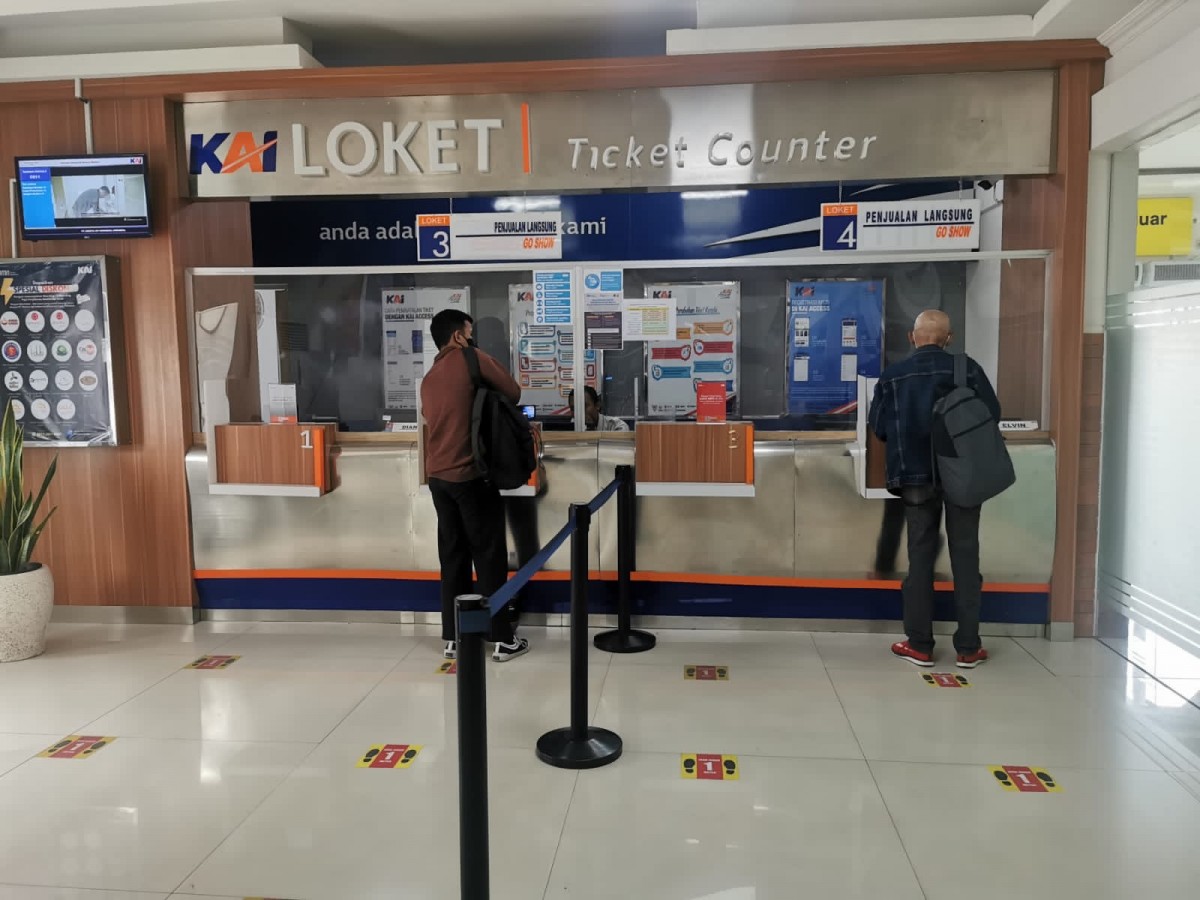 Ilustrasi pembelian tiket kereta api di Stasiun Madiun (Foto: Humas Daop 7 Madiun for jatimnow.com)