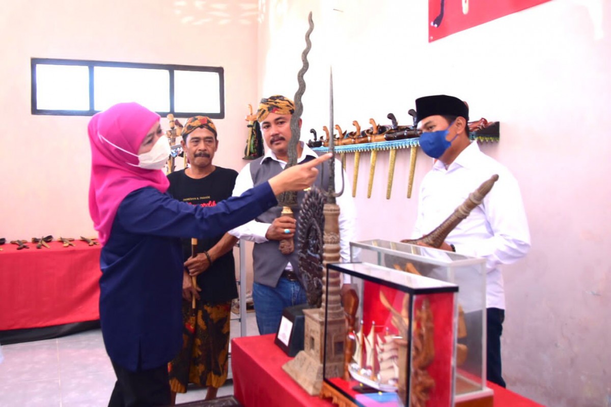 Khofifah saat mengunjungi Desa Wisata Keris Aeng Tongtong Kabupaten Sumenep . (Foto;  Pemprov Jatim for jatimnow.com)