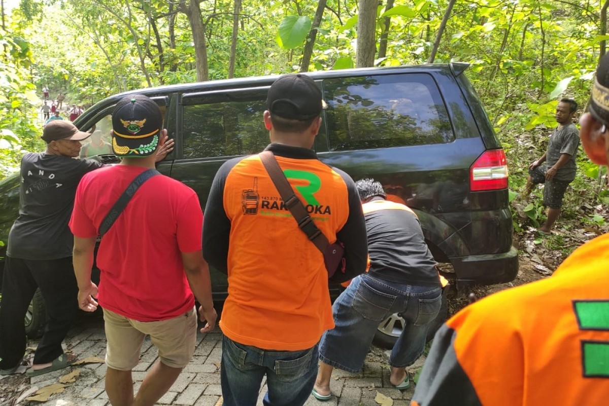 Petugas bersama warga mengevakuasi mobil tersesat. (Foto: Humas Polres Ponorogo for jatimnow.com)