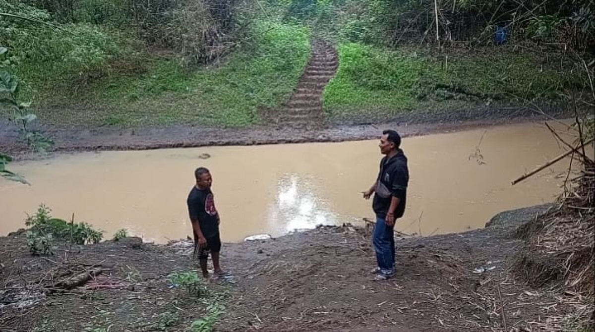 Viral Warga Bawa Keranda Jenazah Terjang Sungai, Ini Kata Lurah