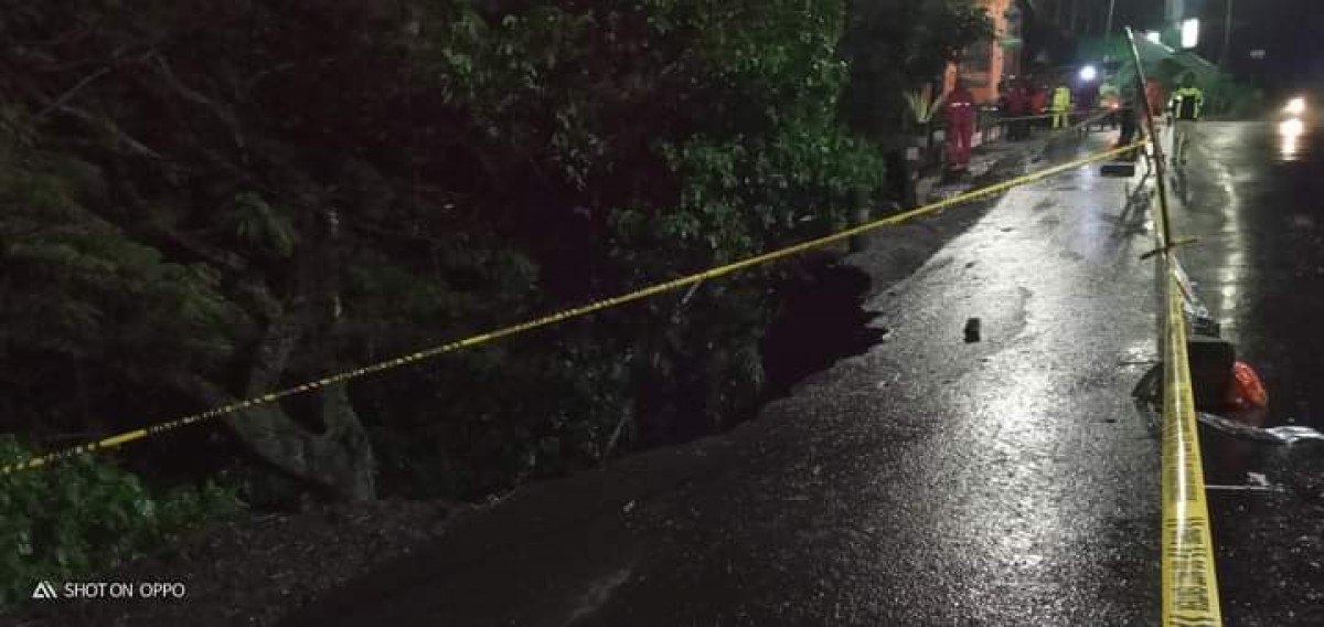 Jalur keluar masuk Kota Batu dari sisi Utara melalui Jurang Susuh, Desa Giripurno, Kecamatan Bumiaji ditutup karena longsor. (Foto: FB BPBD Kota Batu)