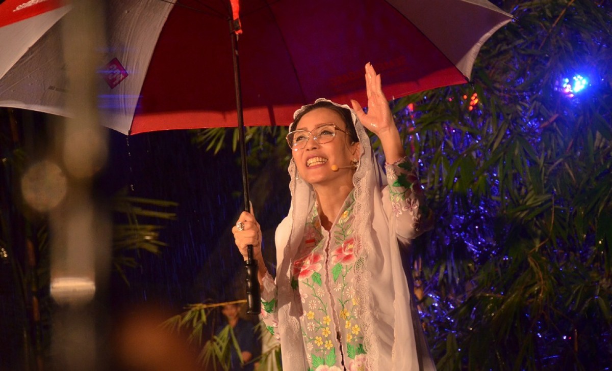 Anggota Komisi VI DPR RI, Rieke Diah Pitaloka menyampaikan orasi budaya pada acara Indarung Arts Market Festival 2022. (Foto-foto: SIG for jatimnow.com)