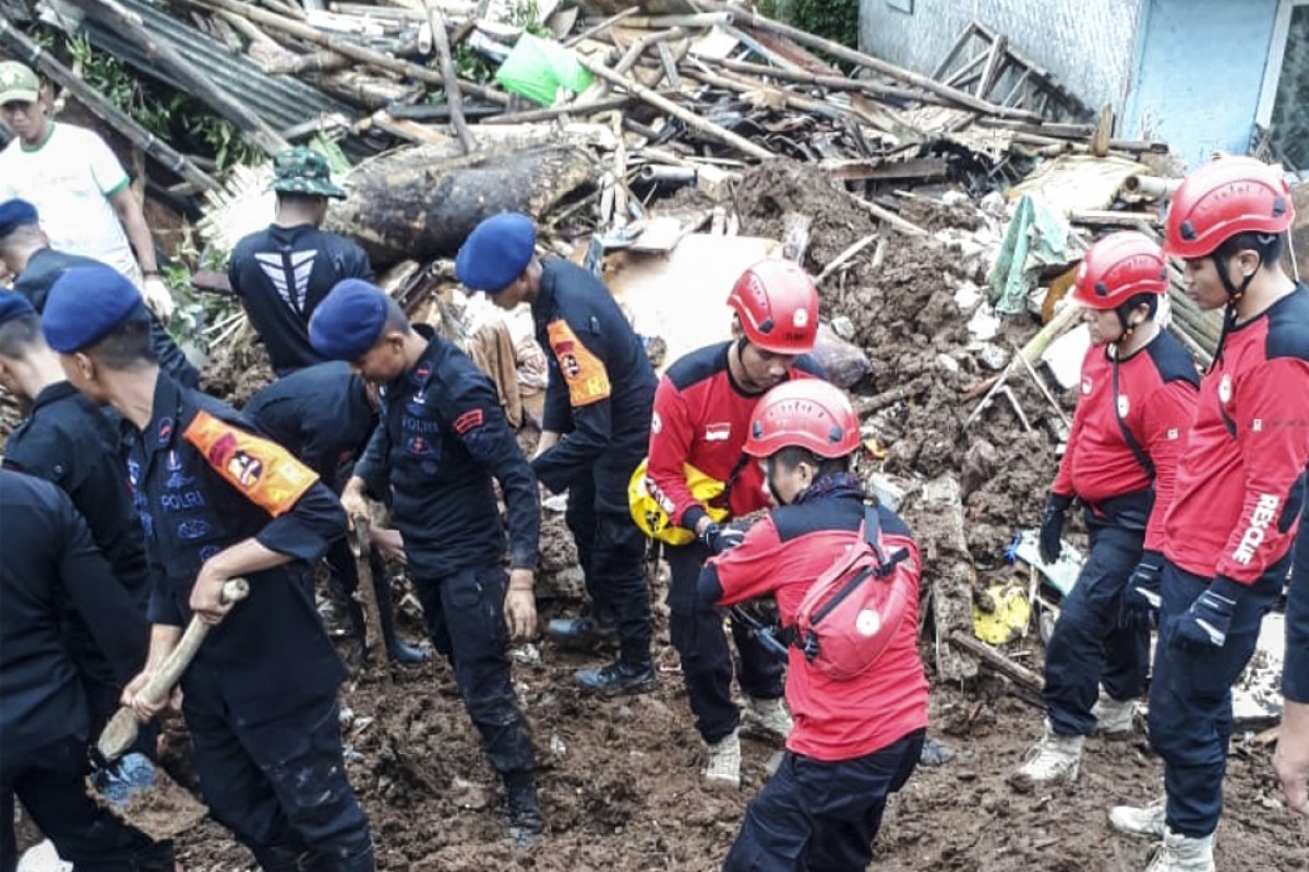 TRC Semen Padang (SIG Group) bersama Polri dan TNI melakukan pencarian korban gempa bumi di Kabupaten Cianjur, Jawa Barat. (Foto-foto: Humas SIG for jatimnow.com)