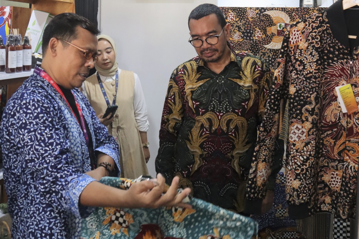 Staf Khusus III Menteri BUMN, Arya M. Sinulingga, mengunjungi UMKM Binaan SIG Batik Gunung Kendil pada pameran Future SMEs Village di area Bali Collection, Nusa Dua, Bali, Senin (14/7/2022). (foto: SIG for jatimnow.com)