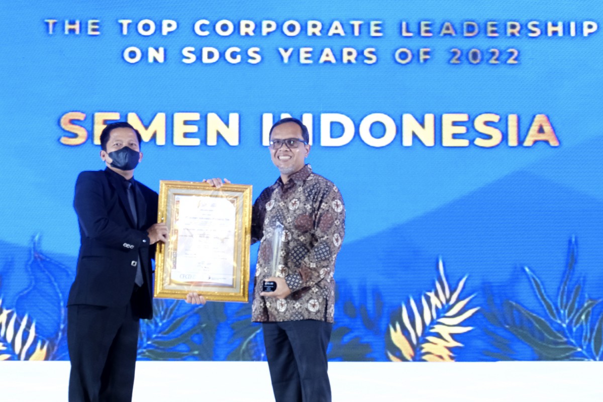Direktur Utama PT Semen Tonasa, Mufti Arimurti (kanan) menerima penghargaan kategori Top Corporate Leadership on SDGs Years of 2022 pada ajang Indonesian SDGs Award (ISDA) 2022 di Hotel The Ritz Carlton, Jakarta, Selasa (22/11/2022). (foto: SIG for jatim