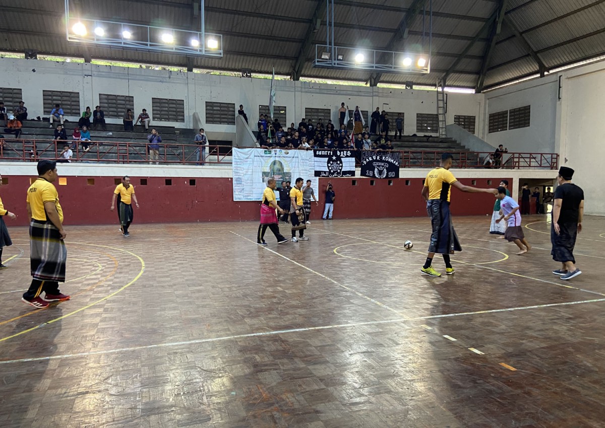 Futsal sarungan antara polisi dan pengasuh ponpes di Ponorogo (Foto: Mita Kusuma/jatimnow.com)