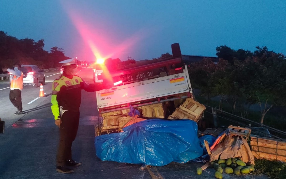 Mobil Granmax yang terbaik di Tol Jombang-Mojokerto (Foto: Sat PJR Polda Jatim)