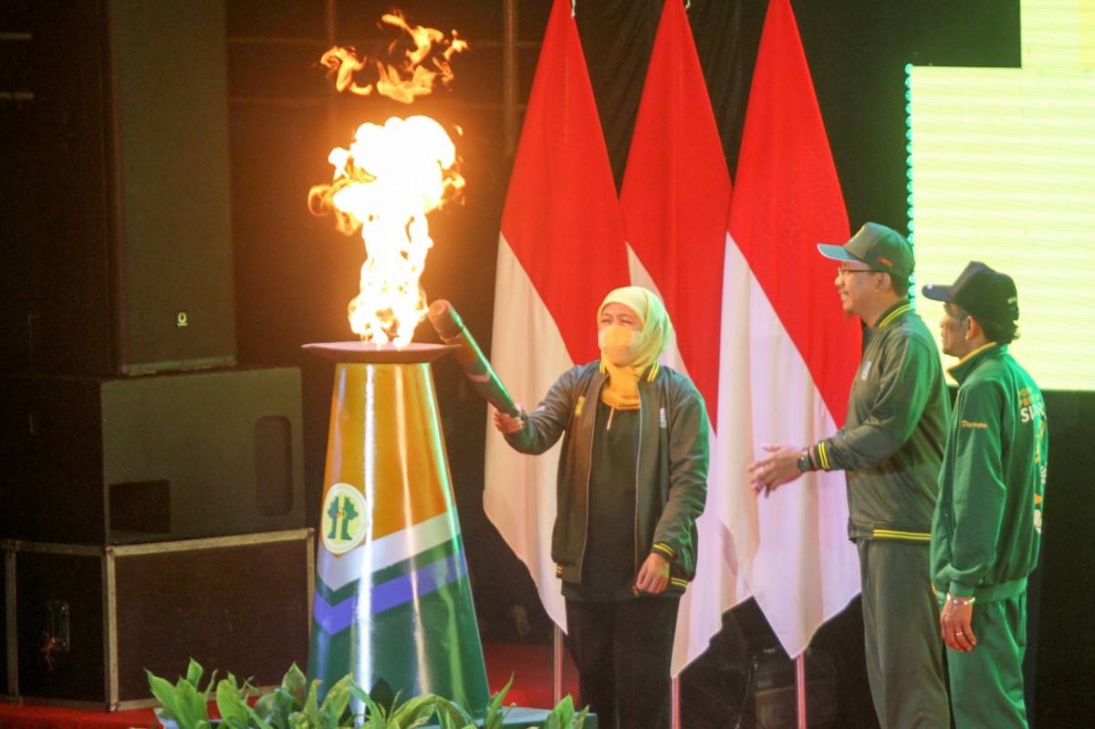 Gubernur Khofifah saat menyalakan obor tanda dimulainya Popda XIII dan Peparpeda I. (Foto: Umarul for Jatimnow)