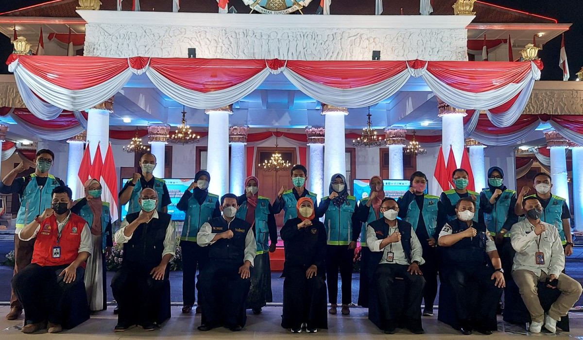 Khofifah saat melepas 91 Nakes ke Kangean (Dok Ni'am Kurniawan/jatimnow.com)