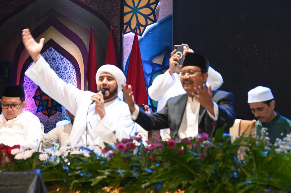 Habib Syech saat memimpin salawatan di Stadion Untung Suropati, Selasa (1/11/2022) malam. (foto: humas pemkot pasuruan for jatimnow.com)