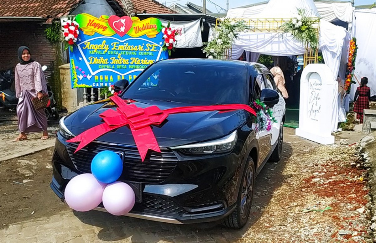 Angely Emitasari mnerima kado pernikahan mobil Honda HR-V dari suaminya, Minggu (20/11/2022). (fotoAdyad Iffansyah/jatimnow.com)