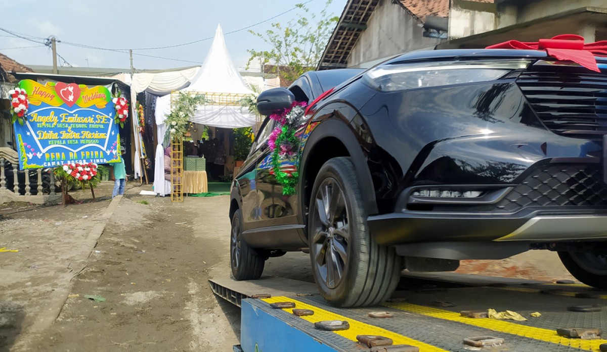 Kado pernikahan Angely Emitasari sebuah mobil Honda HR-V. (foto: Adyad Iffansyah/jatimnow.com)
