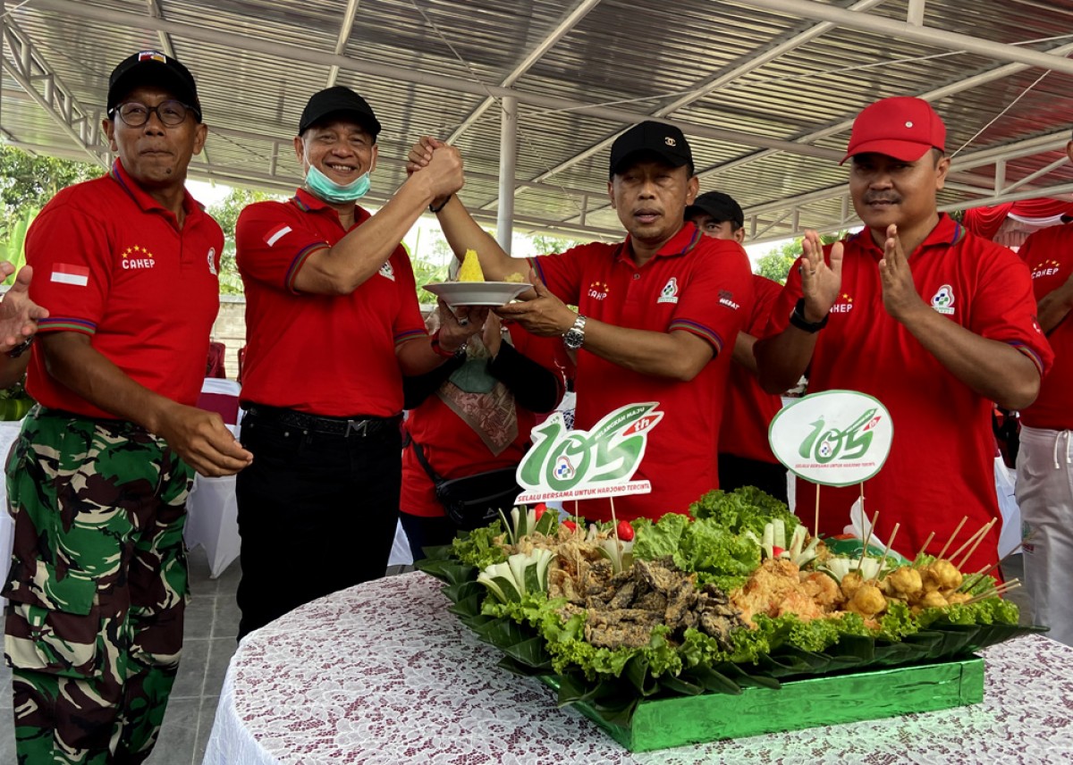 Bupati Ponorogo Sugiri Sancoko (dua dari kanan) menerima potongan tumpeng menyambut HUT RSDH ke-105. (foto: Mita Kusuma/jatimnow.com)