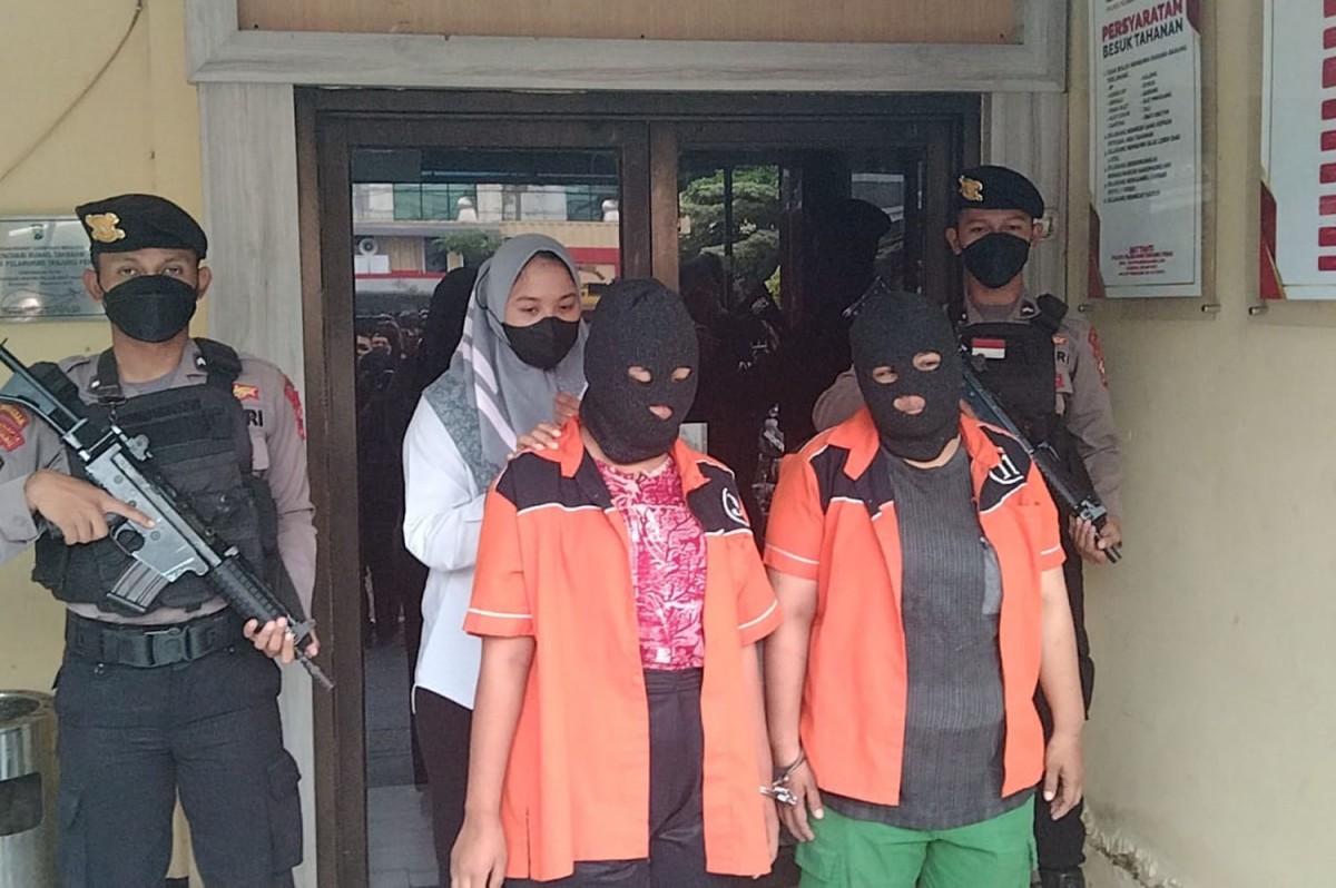 Tersangka U, ibu kandung korban (kanan) dan tersangka L saat diamankan di Mapolres Pelabuhan Tanjung Perak Surabaya (Foto: Zain Ahmad/jatimnow.com)