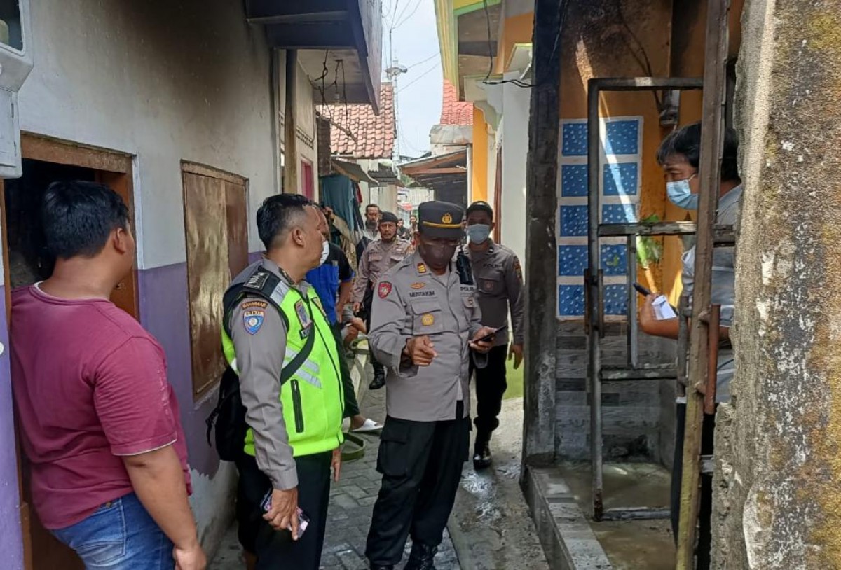 Polisi melakukan olah TKP rumah dibakar (Foto: Polsek Kediri Kota/jatimnow.com)