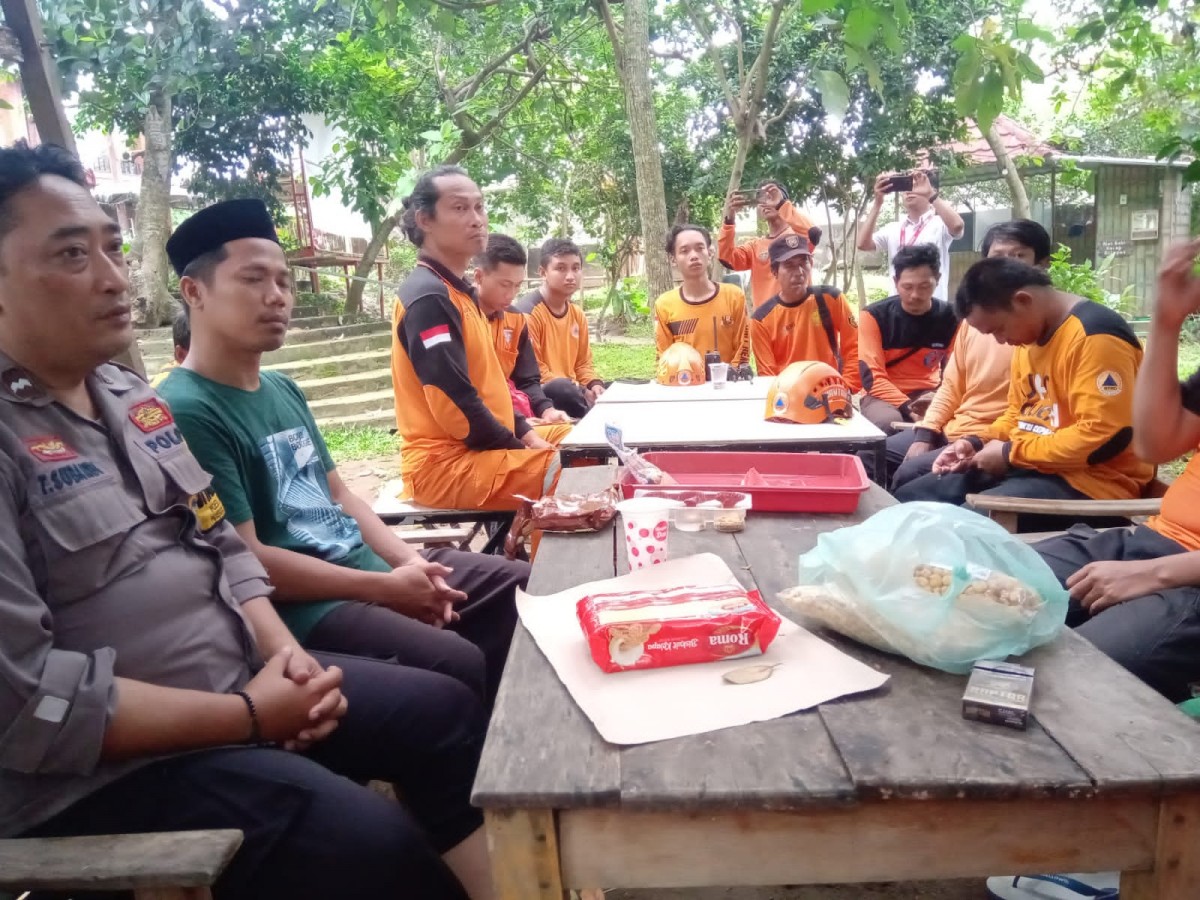 Evaluasi tim pencari bocah hilang tenggelam di Sungai Brantas Kota Kediri (Foto: Indun for jatimnow.com)