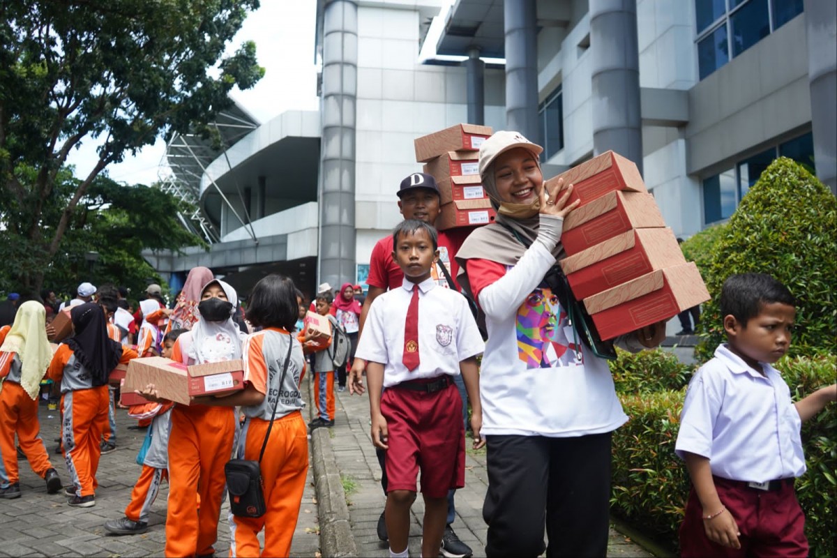 Para pelajar dan guru usai menerima sepatu dalam ajang Banteng Charity di Kediri (Foto: Humas Pemkab Kediri/jatimnow.com)