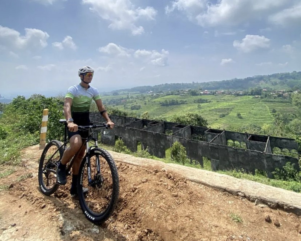 Kiper Persik Kediri, Dikri Yusron melakukan latihan tambahan berupa bersepeda. (Foto : Instagram Dikri Yusron)