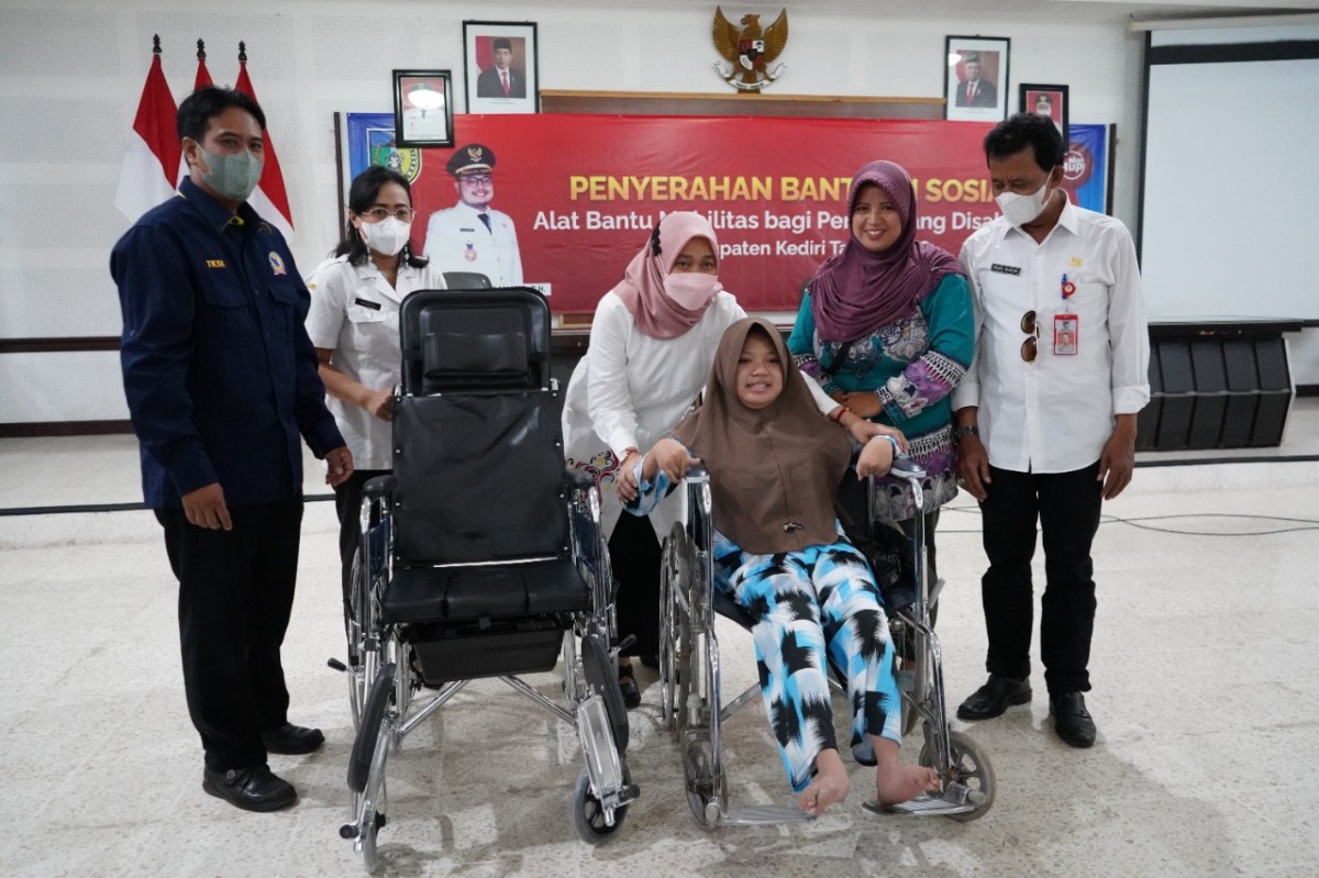 Mas Dhito Beri Alat Bantu Mobilitas, Bangkitkan Semangat Disabilitas di Kediri