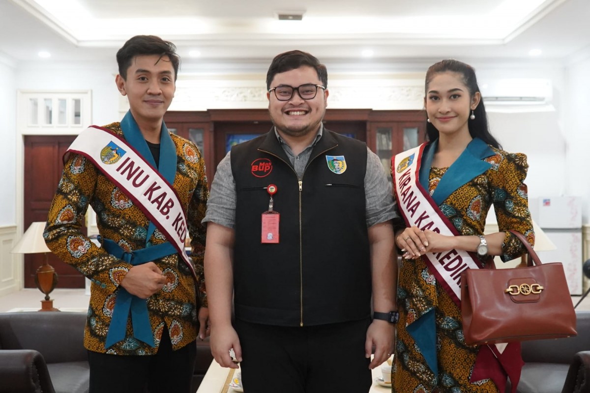 Mas Dhito bersama Pasangan Inu Kirana Kabupaten Kediri 2022, Praska Arwi dan Aida Fathiyya. (Foto: Humas Pemkab Kediri for jatimnow.com)
