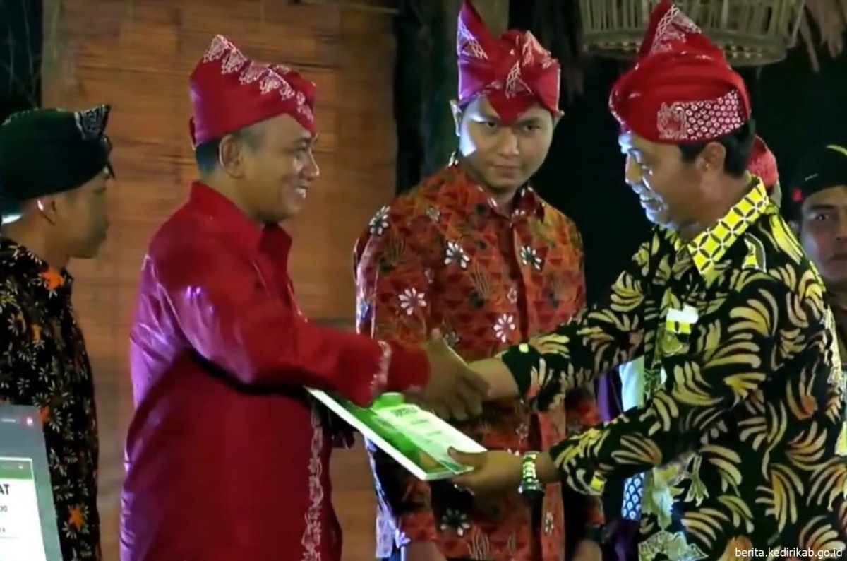 Penyerahan pengharagaan Anugerah Desa Wisata Kabupaten Kediri (Foto: Dinas Kominfo Kabupaten Kediri/jatimnow.com)
