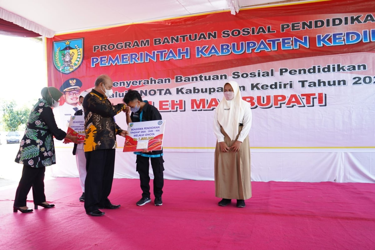 Pemberian bantuan sosial pendidikan melalui Gerakan Nasional Orang Tua Asuh (GNOTA). (Foto : Humas Pemkab Kediri for jatimnow.com)