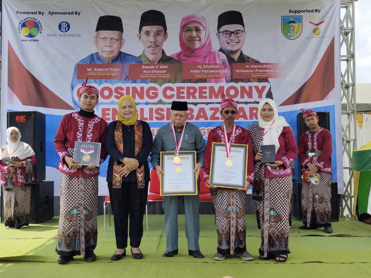 Museum Rekor Dunia-Indonesia MURI menyerahkan penghargaan untuk Kampung Inggris dan Mister Kalend Osen (Foto: Yanuar Dedy/jatimnow.com)